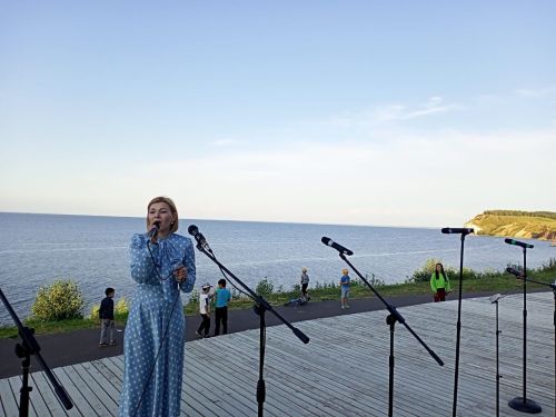 И вновь над Волгой звучала песня