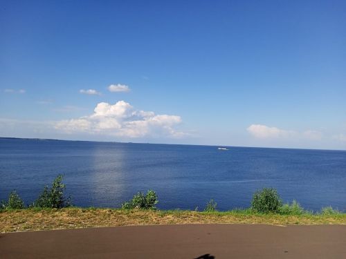 И вновь над Волгой звучала песня
