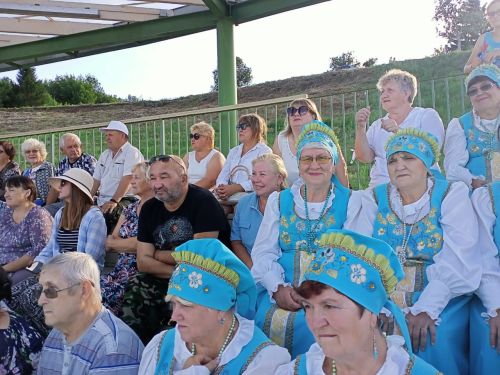 И вновь над Волгой звучала песня