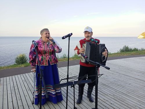 И вновь над Волгой звучала песня