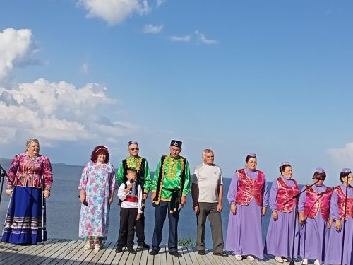 И вновь над Волгой звучала песня