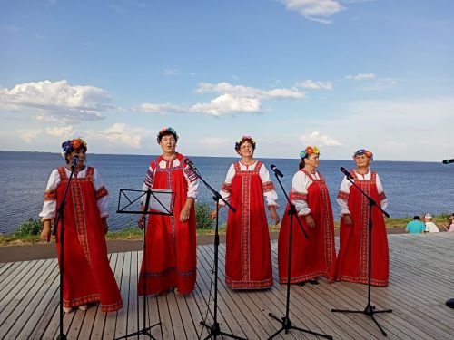 И вновь над Волгой звучала песня