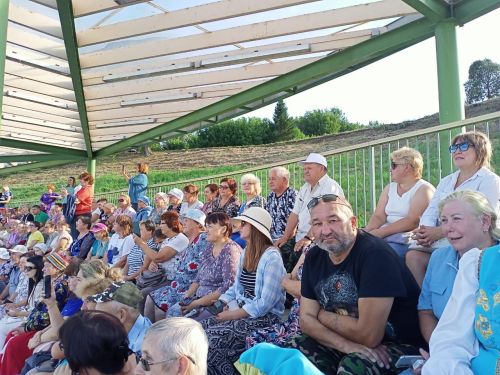 И вновь над Волгой звучала песня