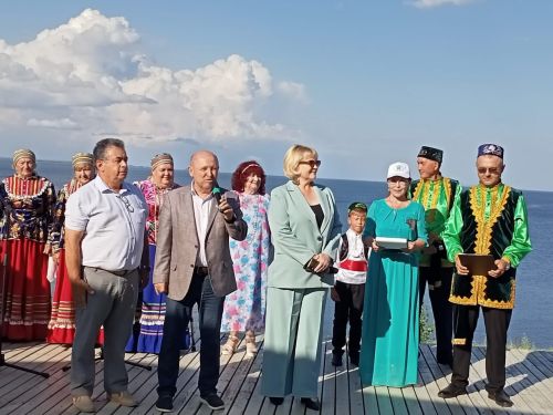 И вновь над Волгой звучала песня