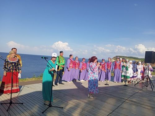 И вновь над Волгой звучала песня