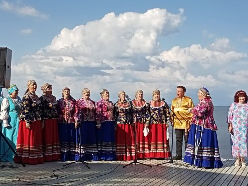 И вновь над Волгой звучала песня