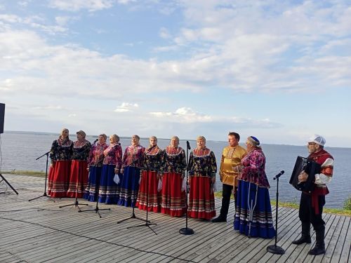 И вновь над Волгой звучала песня