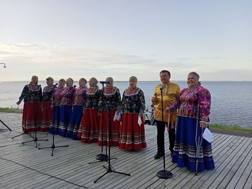 И вновь над Волгой звучала песня