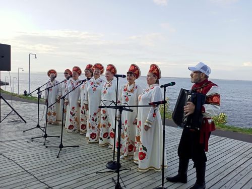 И вновь над Волгой звучала песня