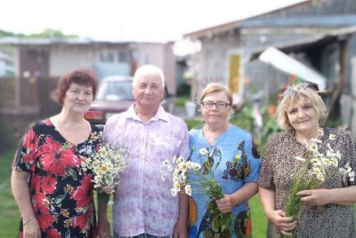 В Осинниках прошла акция «Ромашки для семейных пар»