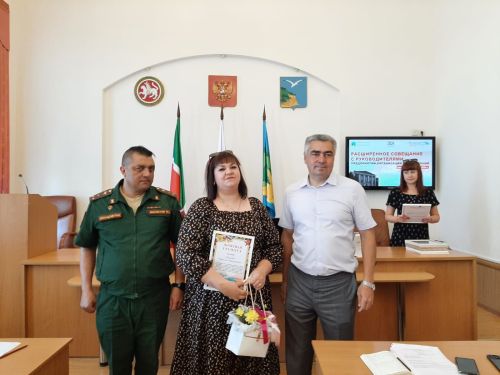 В администрации района наградили неравнодушных граждан за помощь СВО