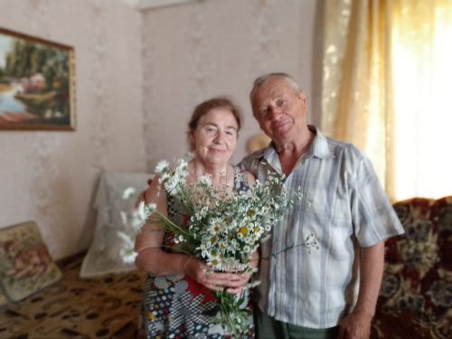 В Осинниках прошла акция «Ромашки для семейных пар»
