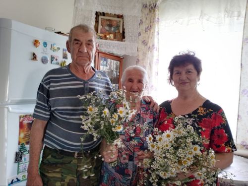 В Осинниках прошла акция «Ромашки для семейных пар»