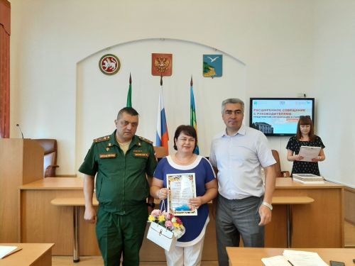 В администрации района наградили неравнодушных граждан за помощь СВО