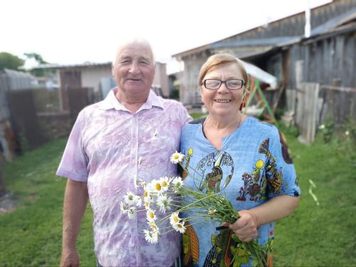 В Осинниках прошла акция «Ромашки для семейных пар»