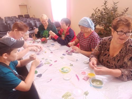 В Малых Кармалах прошел творческий час «Чудеса из бисера»