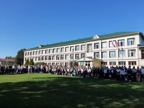 Торжественная линейка прошла в Затонской школе