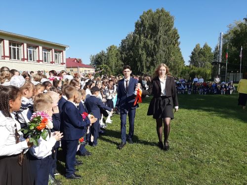 Торжественная линейка прошла в Затонской школе