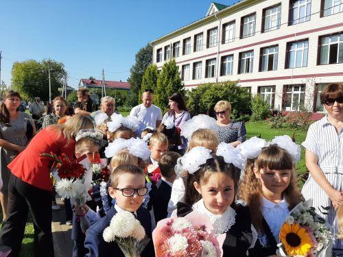 Торжественная линейка прошла в Затонской школе