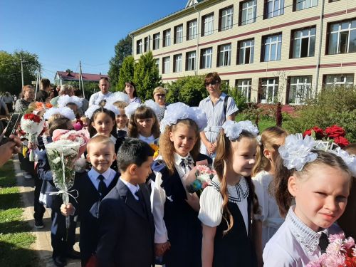 Торжественная линейка прошла в Затонской школе