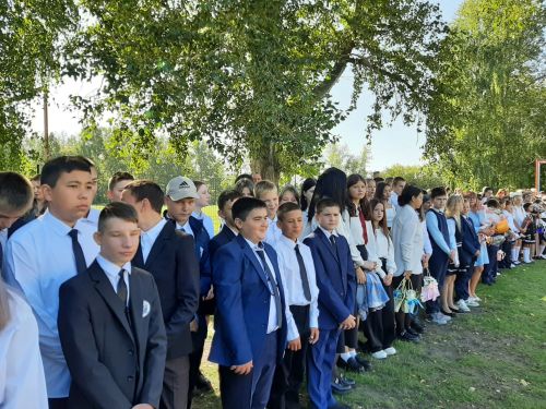 Торжественная линейка прошла в Затонской школе