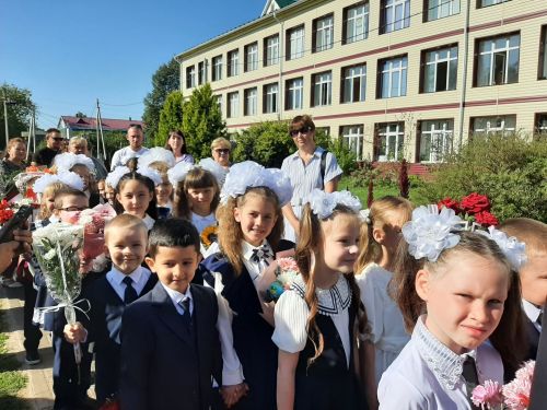 Торжественная линейка прошла в Затонской школе