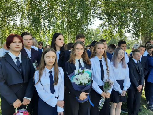 Торжественная линейка прошла в Затонской школе