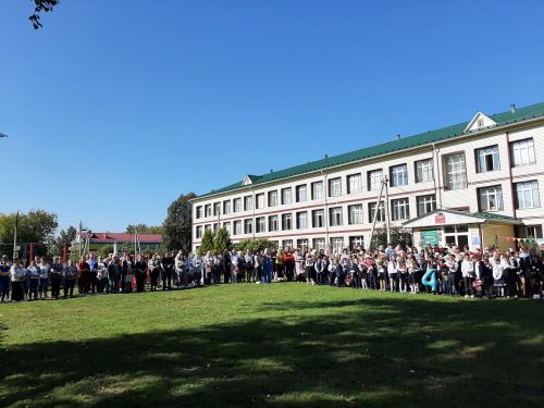 Торжественная линейка прошла в Затонской школе