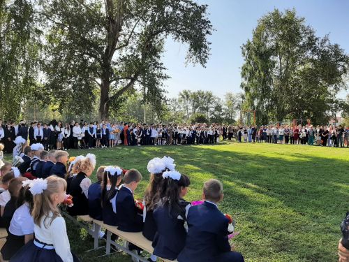 Торжественная линейка прошла в Затонской школе