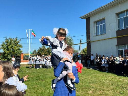 В Камско-Устьинской татарской школе прозвенел первый звонок