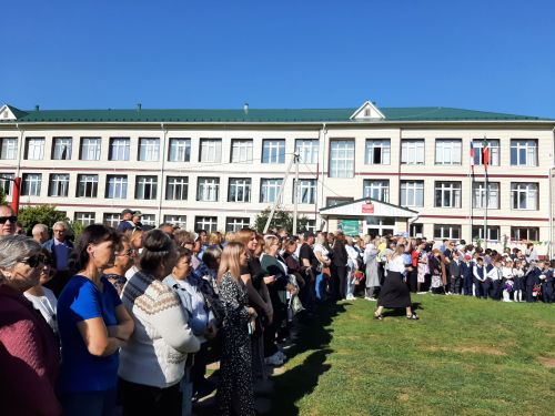 Торжественная линейка прошла в Затонской школе