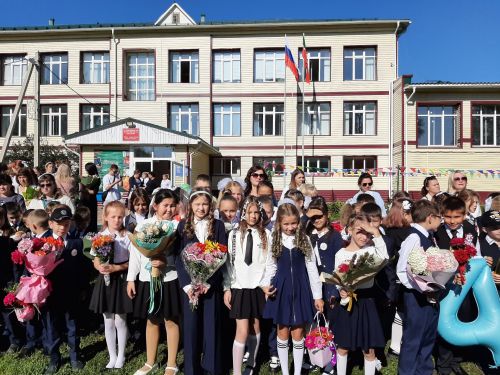 Торжественная линейка прошла в Затонской школе