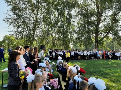 Торжественная линейка прошла в Затонской школе