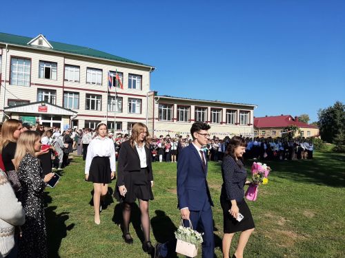 Торжественная линейка прошла в Затонской школе