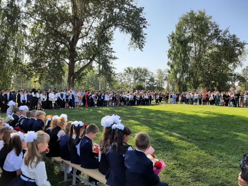 Торжественная линейка прошла в Затонской школе