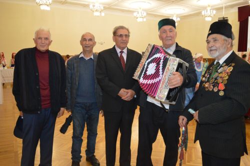 Не теряют связь с малой родиной