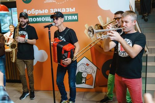Акция «Добрые заказы» во «Вкусно — и точка» собрала более 66 миллионов рублей для фонда «Семья вместе»
