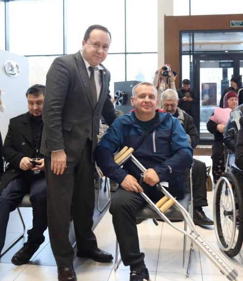 Социальный фонд Татарстана передал 13 адаптированных автомобилей пострадавшим на производстве