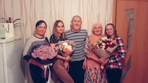 Дедушка с бабушкой и 10 внуков рядышком