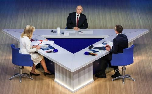 Президент России Владимир Путин на прямой линии рассказал о мерах поддержки культуры и языков народов России
