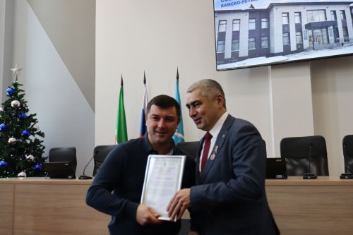 Новоселье справила Камскоустьинская администрация