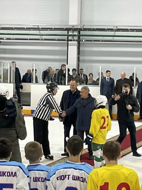В селе Карелино Балтасинского района Рустам Минниханов открыл детский хоккейный турнир