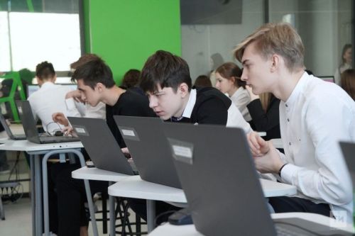 Татарстанские школьники узнают секреты операционных систем на «Уроке цифры»