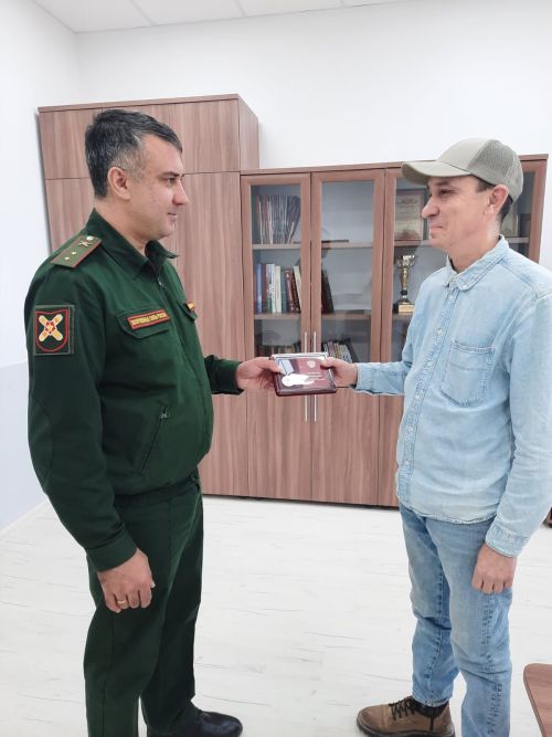 Камскоустьинцу вручили боевую награду