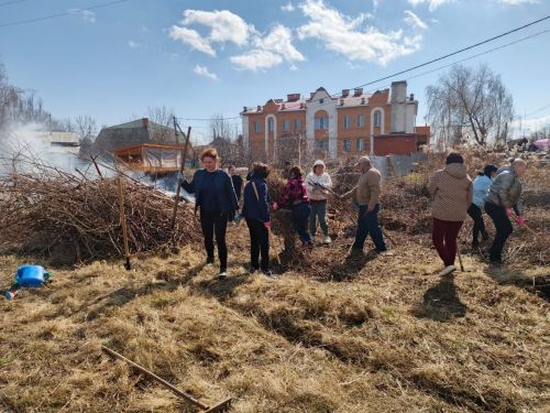 Соцработники Камского Устья навели чистоту