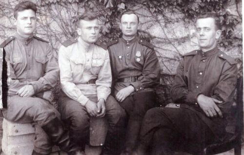 Дошел до Берлина и расписался на стене Рейхстага
