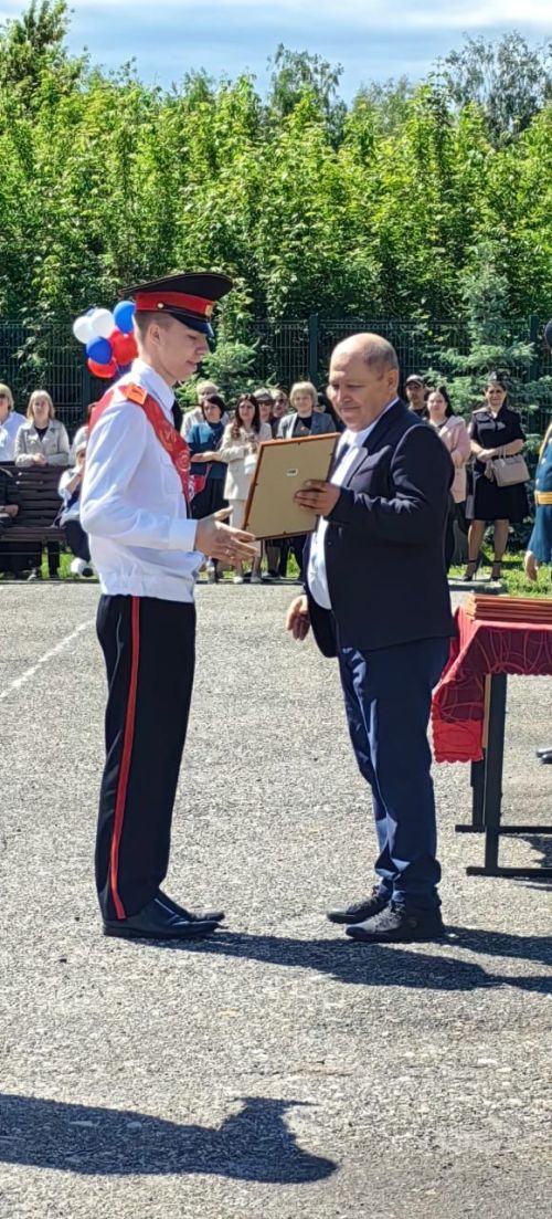 Четким строем из школы во взрослую жизнь