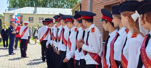 Четким строем из школы во взрослую жизнь