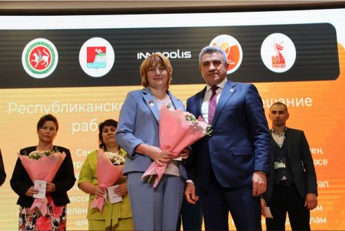 Директор Камско-Устьинской школы Елена Закирова отмечена знаком отличия «За заслуги в образовании»