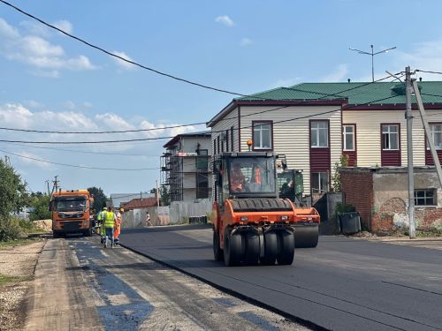 Новый асфальт уложен на улицах Камского Устья